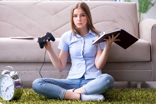 Vrouwelijke student wordt afgeleid van examen voorbereiding — Stockfoto