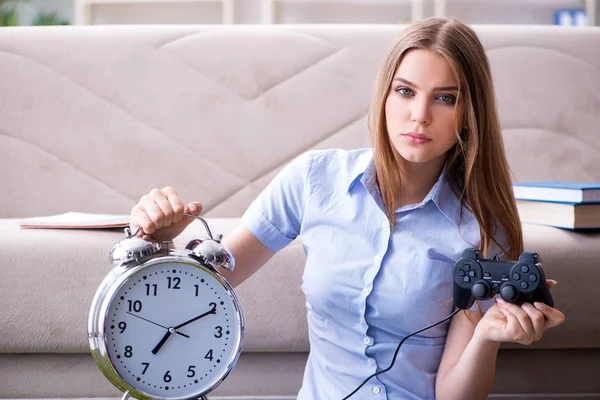 Vrouwelijke student wordt afgeleid van examen voorbereiding — Stockfoto