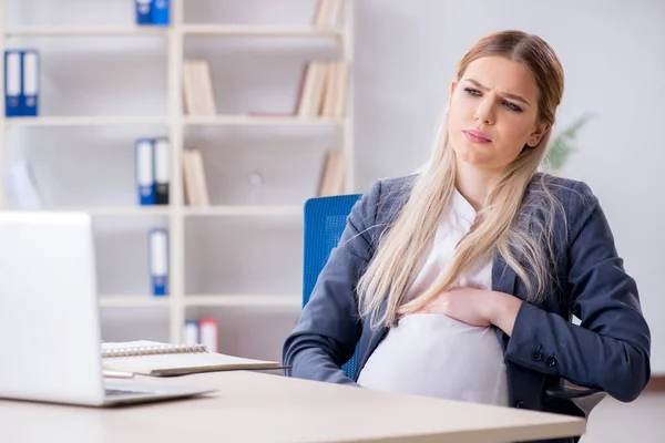 Gravid kvinna anställd på kontoret — Stockfoto