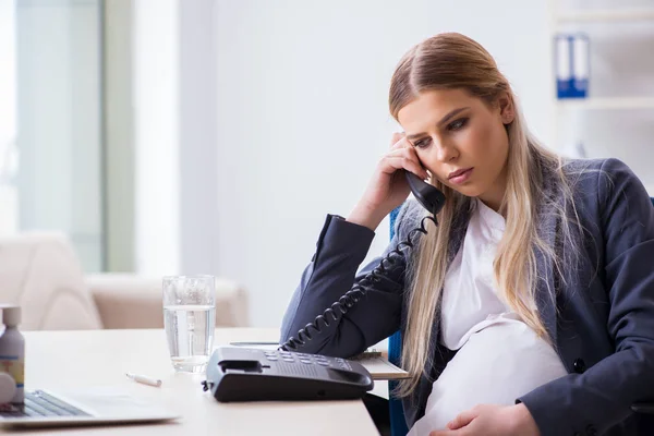 Zwangere vrouw werknemer in het kantoor — Stockfoto