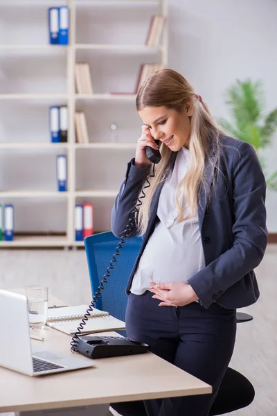 Pregnant woman employee in the office — Stock Photo, Image