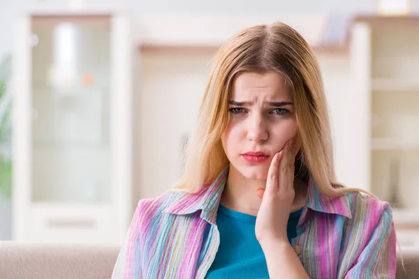 Jeune femme souffrant de douleur à la maison — Photo