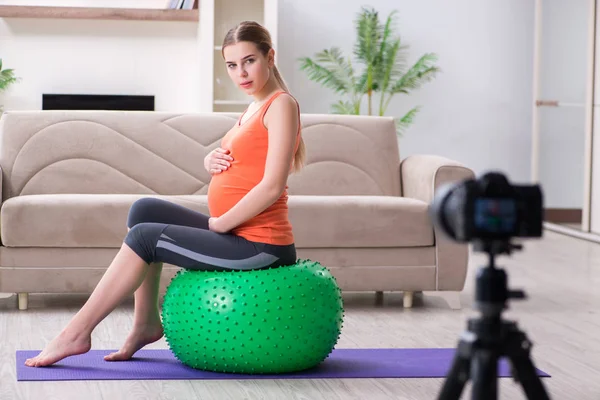 Zwangere vrouw opnemen video voor blog en vlog — Stockfoto