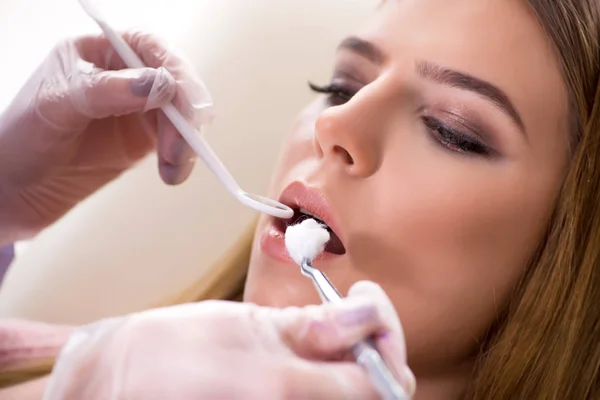 Femme patiente dentiste visiteuse pour un examen régulier — Photo