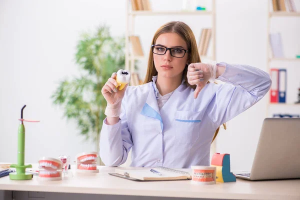 Dentistry student practicing skills in classroom — Stock Photo, Image