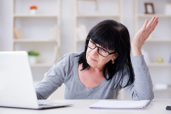 Seniorin kämpft am Computer — Stockfoto