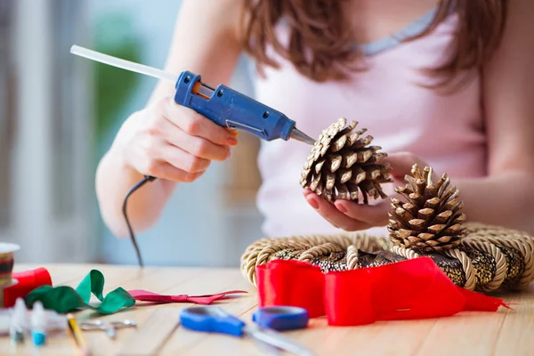 Frau bastelt zu Hause Weihnachtsdekoration — Stockfoto