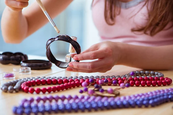 Frau bastelt Schmuck zu Hause — Stockfoto