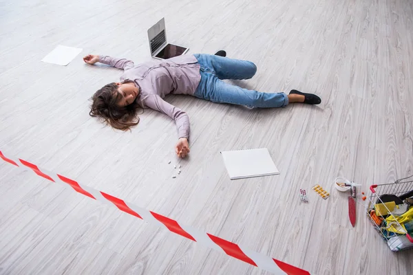 Mujer muerta en el suelo después de suicidarse — Foto de Stock