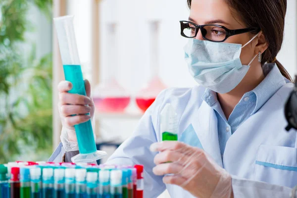 Química feminina a trabalhar no laboratório hospitalar — Fotografia de Stock