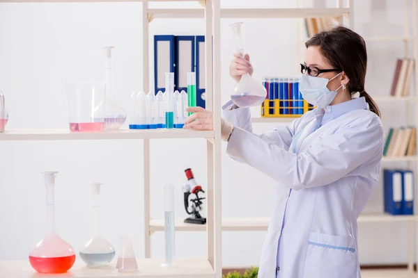 Chemička pracující v nemocniční laboratoři — Stock fotografie