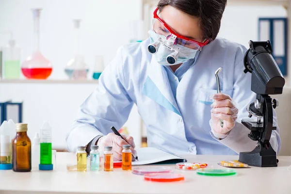 Assistente de laboratório no conceito de síntese de drogas — Fotografia de Stock