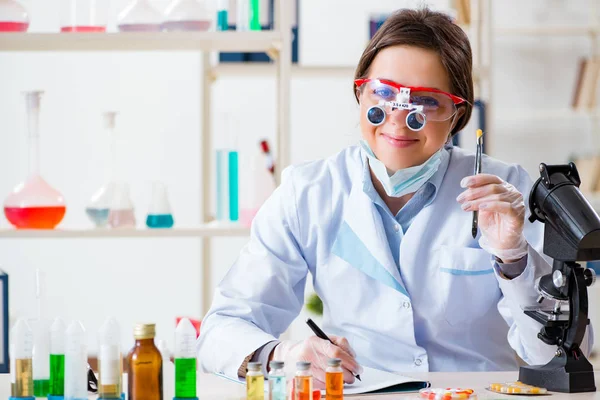 Lab assistent in drug synthese concept — Stockfoto