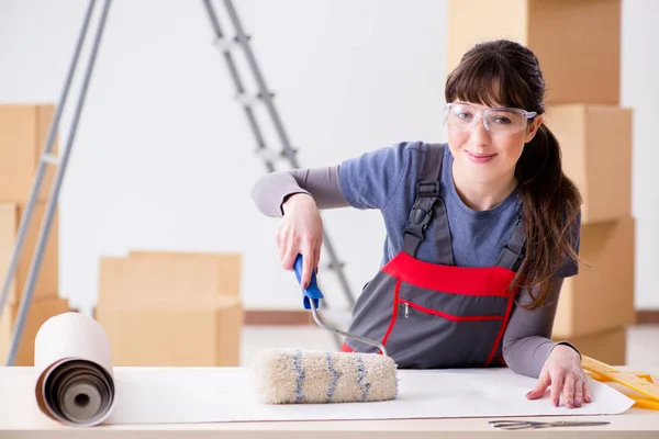 Vrouw voorbereiding voor behang werk — Stockfoto