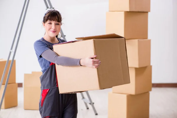 Vrouwelijke aannemer verhuisd dozen in verhuizing concept — Stockfoto