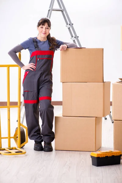 Mujer contratista moviendo cajas en concepto de reubicación —  Fotos de Stock