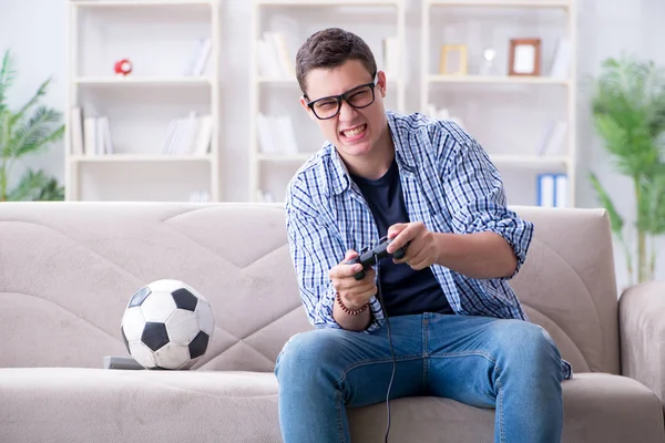 Junger Mann spielt Computerspiele zu Hause — Stockfoto