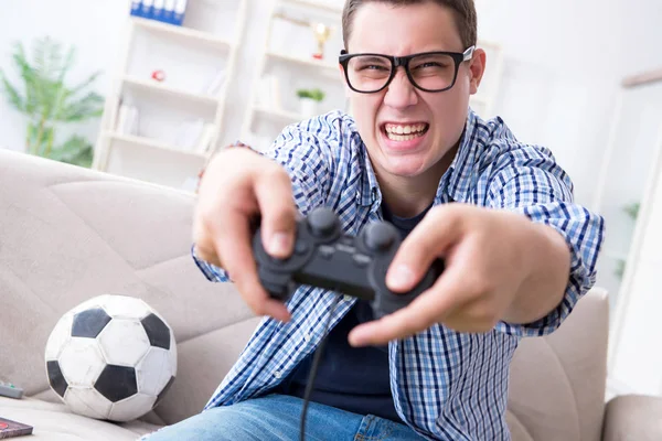 Jovem jogando jogos de computador em casa — Fotografia de Stock