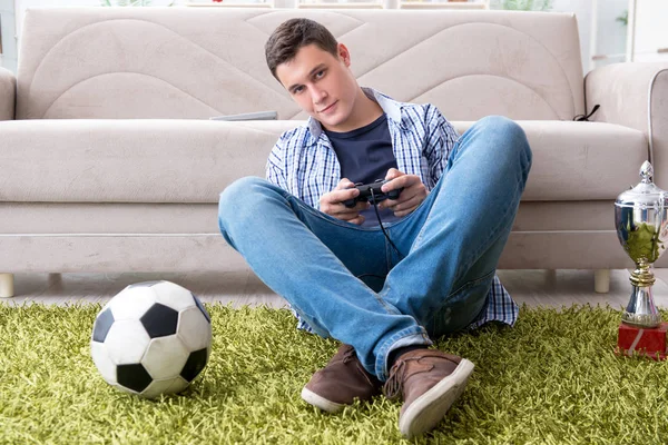 若い男は自宅でコンピュータゲームをプレイ — ストック写真