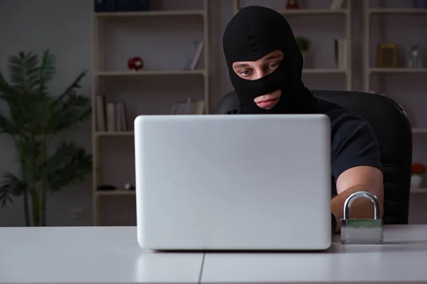 Hacker hacken computer laat op de avond — Stockfoto