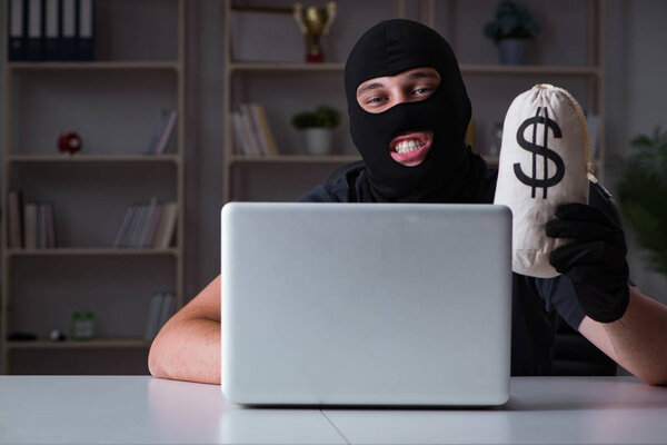 Хакер взламывает компьютер поздно ночью