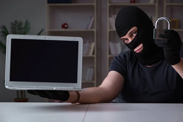 Hacker hacker computador tarde da noite — Fotografia de Stock