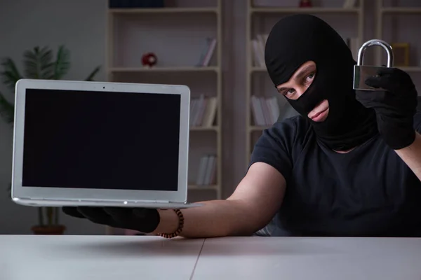 Hacker hacking computer late at night — Stock Photo, Image