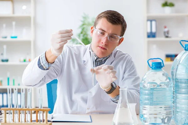 Giovane studente di chimica che sperimenta in laboratorio — Foto Stock