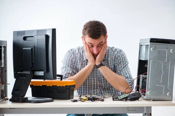 Ung tekniker reparera dator i verkstad — Stockfoto