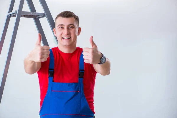 Contractor working in the workshop — Stock Photo, Image