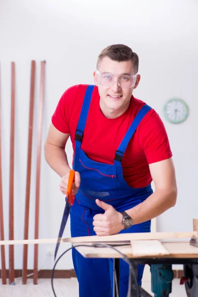 Lohnunternehmer arbeitet in der Werkstatt — Stockfoto