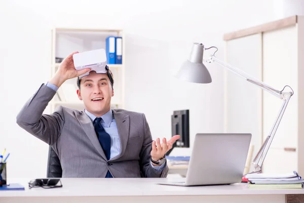 Geschäftsmann mit Virtual-Reality-Brille im Büro — Stockfoto