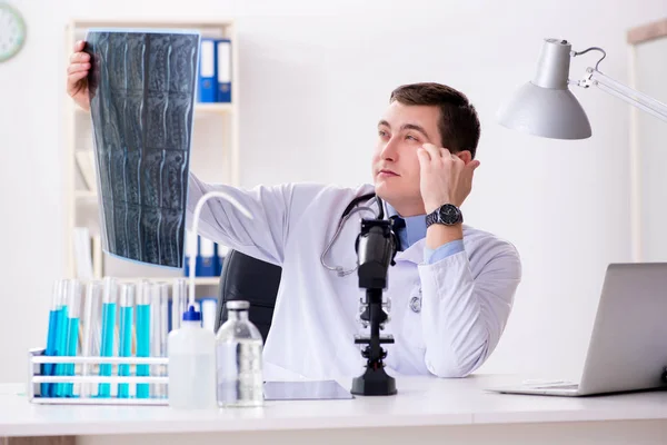 Mužský lékař při pohledu na laboratorní výsledky v nemocnici — Stock fotografie