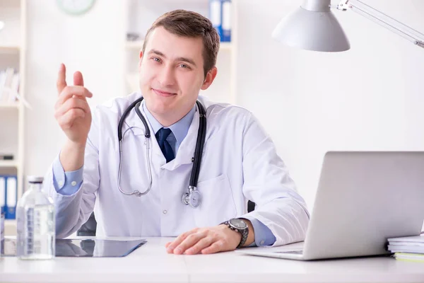 Männlicher Arzt schaut sich Laborergebnisse im Krankenhaus an — Stockfoto