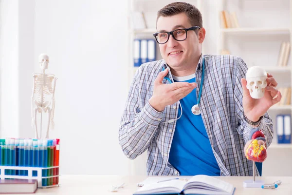 Estudiante de medicina estudiando esqueleto en el aula durante la conferencia — Foto de Stock