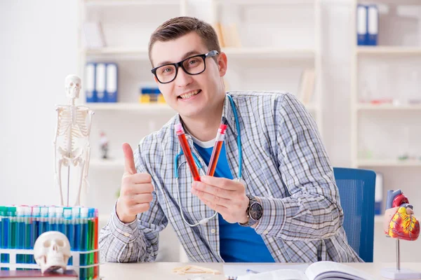 Young student studying chemistry in university — Stock Photo, Image
