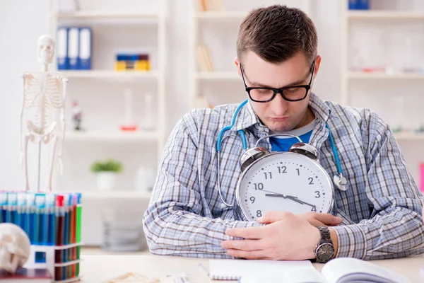 Estudante de medicina falta prazos para completar a tarefa — Fotografia de Stock