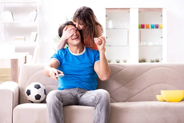 Esposa infeliz de que el marido está viendo fútbol — Foto de Stock