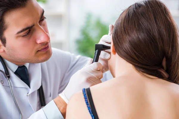 Médecin vérifiant l'oreille des patients pendant l'examen médical — Photo