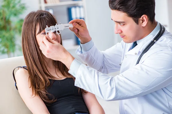 Ophthalmologist is checking up patient in eye doctor hospital — Stock Photo, Image