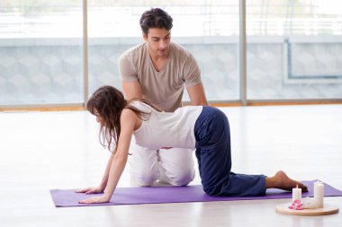 Spor salonunda antrenörlük yapıyor.