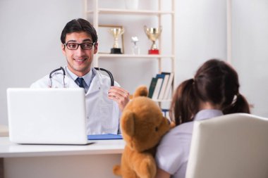 Küçük kız düzenli check-up için doktoru ziyaret ediyor.