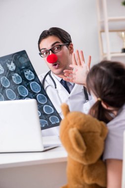 Düzenli kontrolde küçük kızı olan komik bir çocuk doktoru.