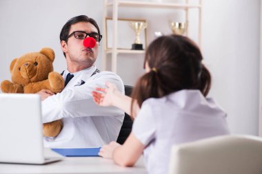 Düzenli kontrolde küçük kızı olan komik bir çocuk doktoru.