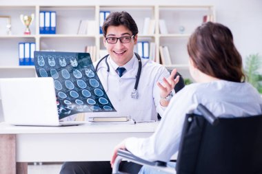 Doktor hastanın röntgen sonuçlarına açıklama yapıyor.