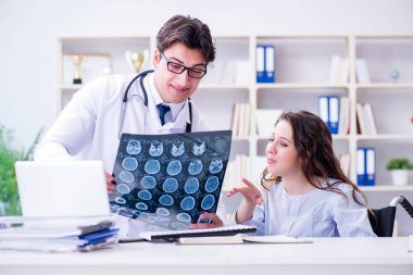 Doktor hastanın röntgen sonuçlarına açıklama yapıyor.