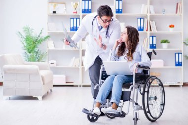 Doktor hastayla röntgen görüntüsünü tartışıyor