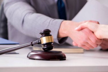 Avukat müvekkil ile hukuk davasını tartışıyor