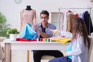 Hamile kadın yeni kıyafet için terziye gidiyor.