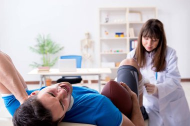Amerikalı futbolcu, yaralı bir doktor.